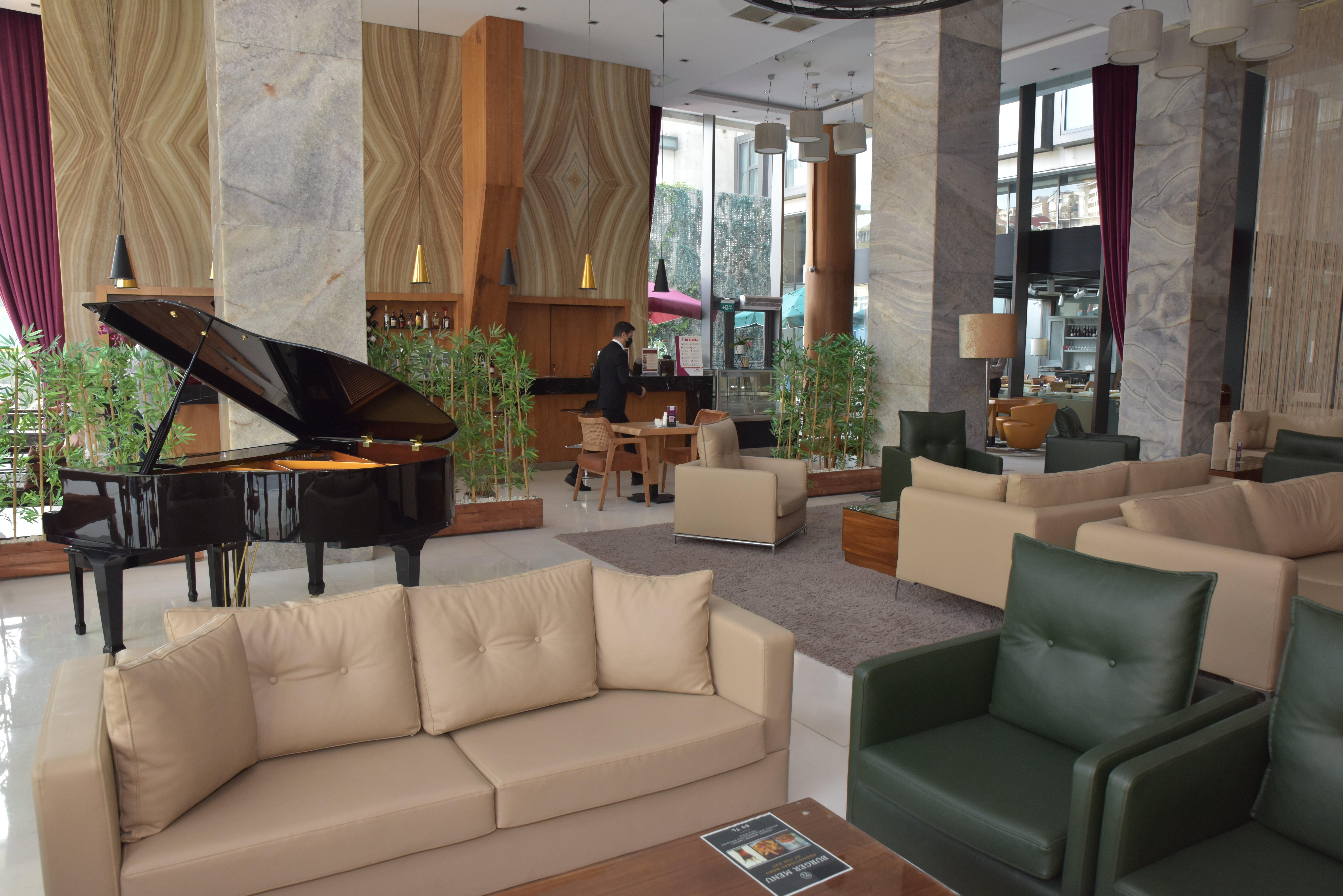 فندق كراون بلازا اسطنبول هاربي المظهر الخارجي الصورة The lobby of the hotel