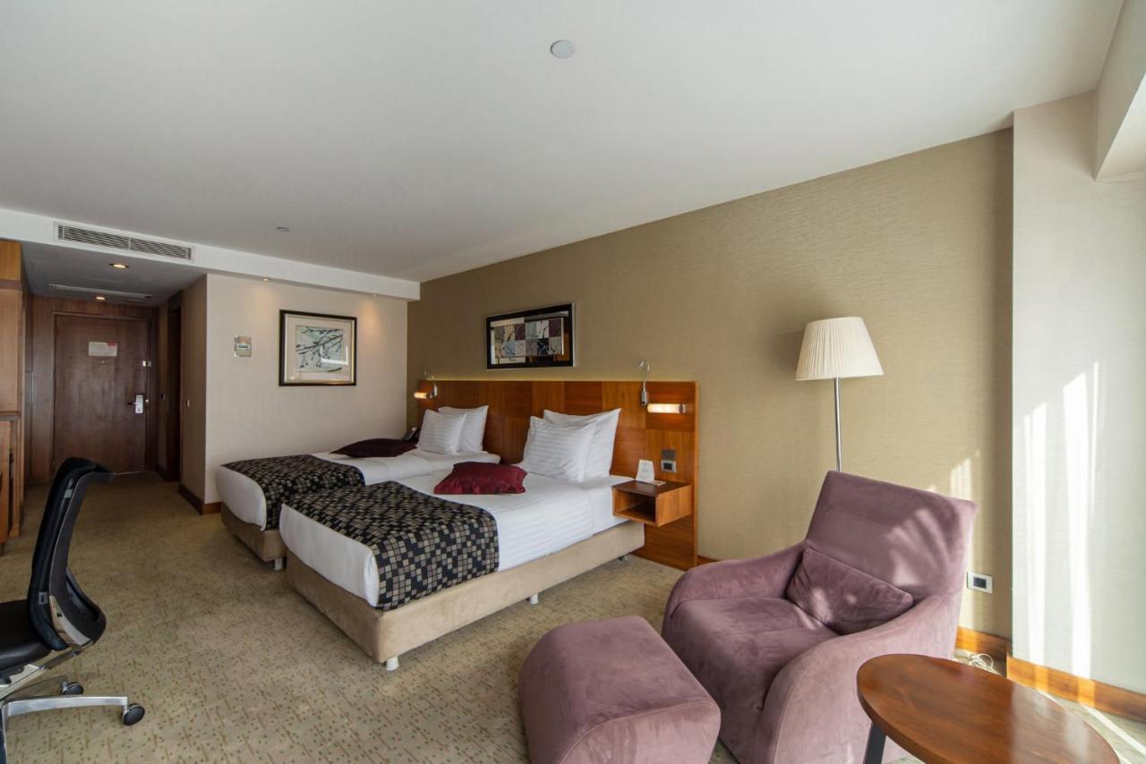 فندق كراون بلازا اسطنبول هاربي المظهر الخارجي الصورة A room at the hotel