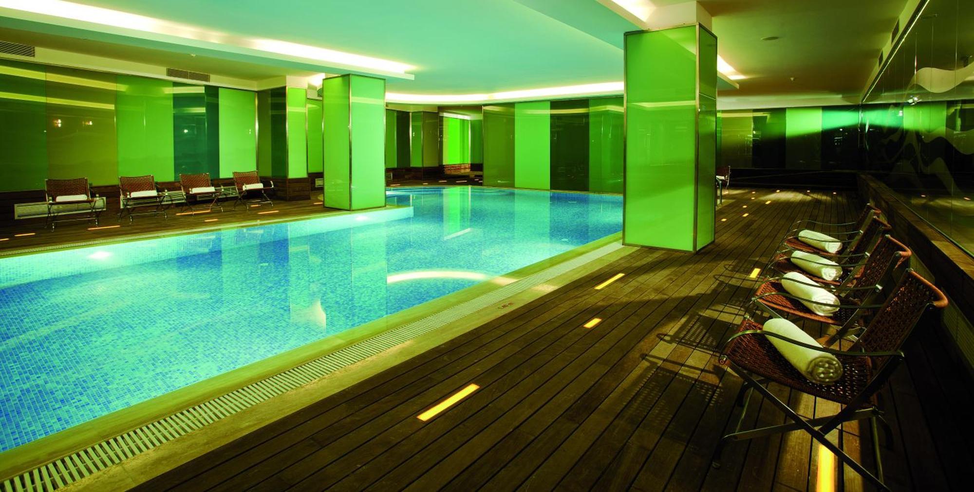 فندق كراون بلازا اسطنبول هاربي المظهر الخارجي الصورة The pool at the Mandarin Oriental, Istanbul
